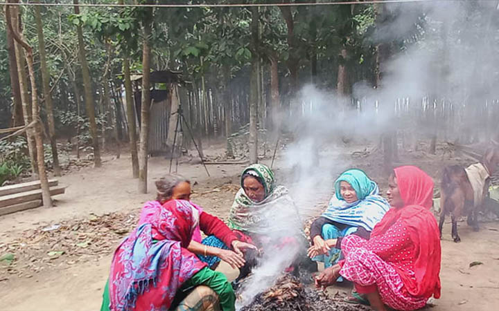 কনকনে শীতে কাঁপছে নওগাঁ
